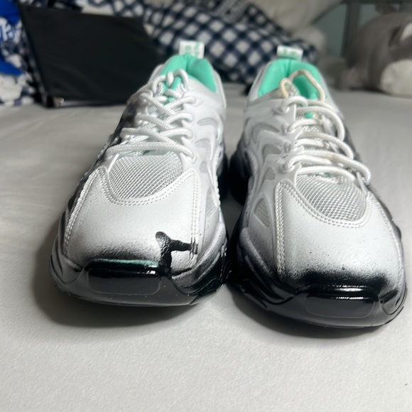 Designer custom sneakers (black spray-paint) limited edition - Picture 2 of 3